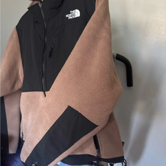 The North Face Beige and Black Fleece Jacket - Picture 2 of 3